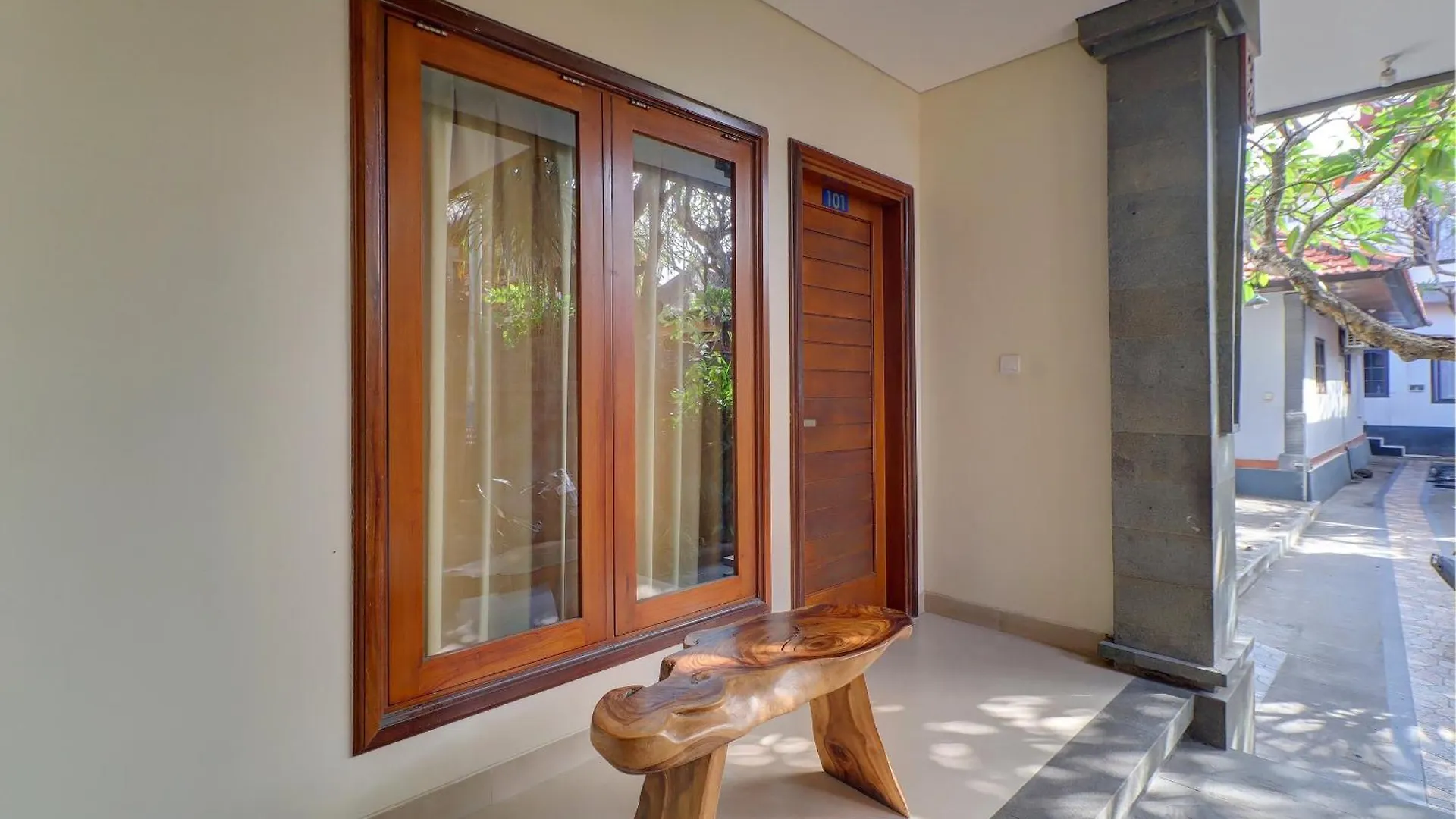 Oyo Life 92852 Singgah Hotel Legian 塞米亚克